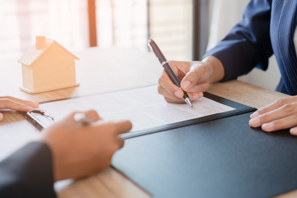 Signature d’un contrat pour changer de fournisseur d’électricité gratuitement.
