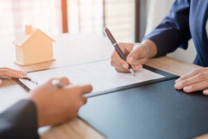 Signature d’un contrat pour changer de fournisseur d’électricité gratuitement.