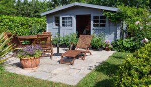 Un chalet de jardin en bois.