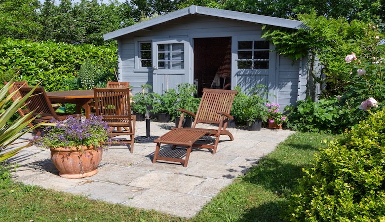 Un chalet de jardin en bois.