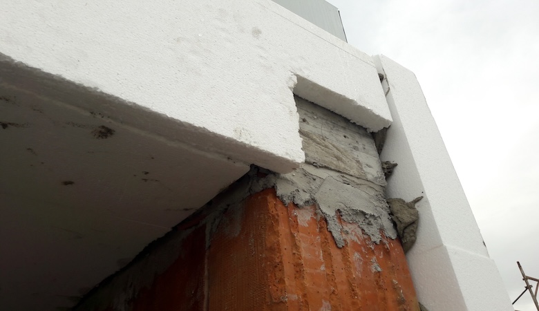 Une isolation par l'extérieur en polystyrène.