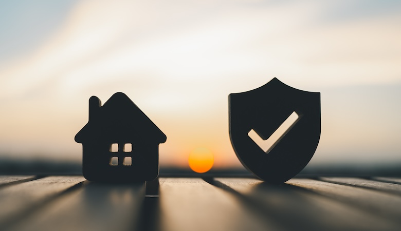 Une image fictive représentant une maison à côté d'un symbole représentant une garantie.