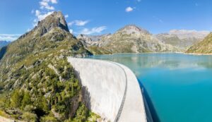 grand soleil sur le lac d'Émosson et son barrage , suisse