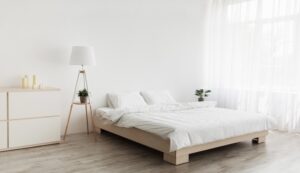 Une simple chambre moderne de couleur blanche et bois.