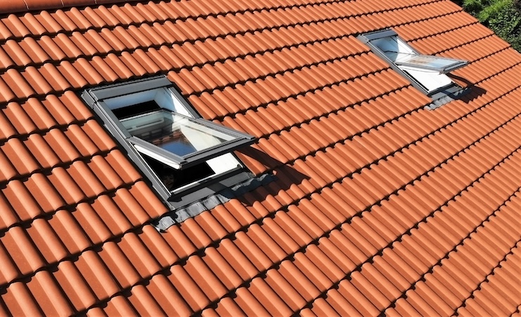 Vue du ciel sur un toit et des velux.