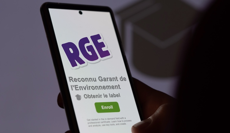 Un portable sur lequel est inscrit le label RGE.