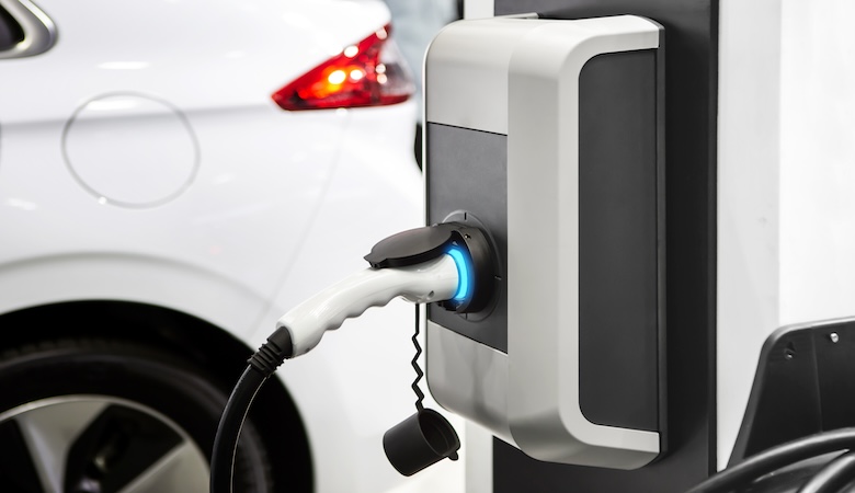 Une voiture électrique qui se recharge à une borne.
