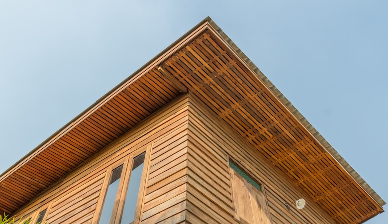 Une maison en bois vu d'en bas.