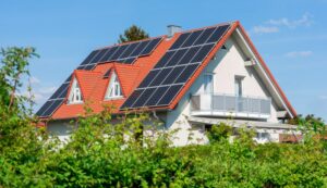 maison avec un toit en tuiles et des panneaux solaires