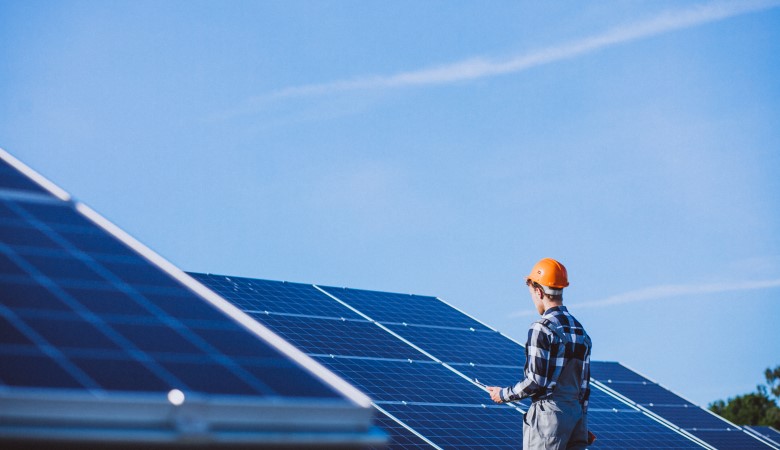 Ouvrier près des panneaux solaires