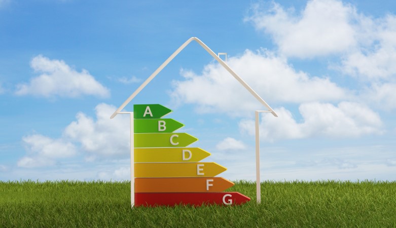 Une maison en bâton avec le classement de consommation énergétique à l'intérieur. Un paysage en arrière-plan.