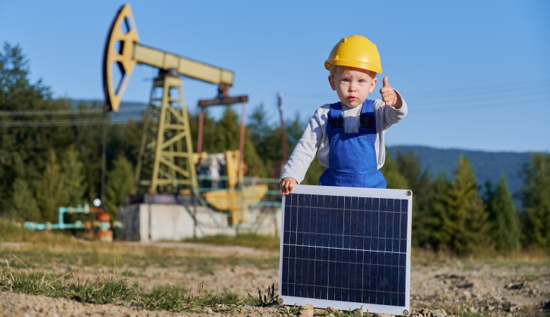 Un enfant, en tenue de chantier, qui tient un panneau solaire de 50w