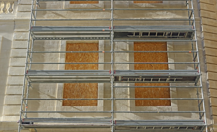 Ravalement de façade d'un immeuble ancien.
