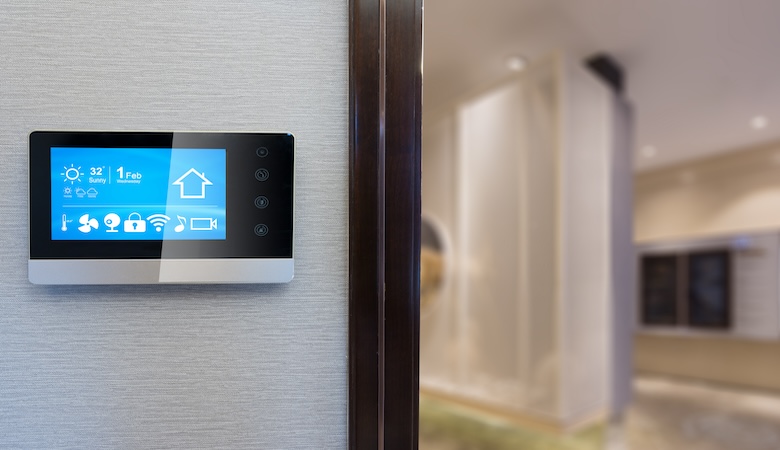 Un thermostat connecté sur un mur.