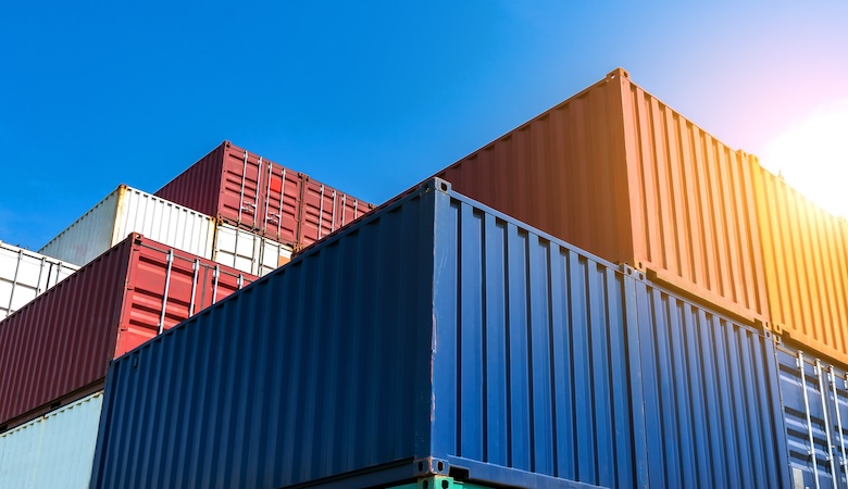 Des containers empilés les uns sur les autres.