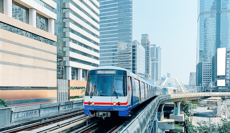 Un tramway dans une vielle de buildings.