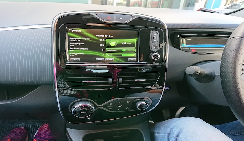 Un tableau de bord d'une voiture électrique.